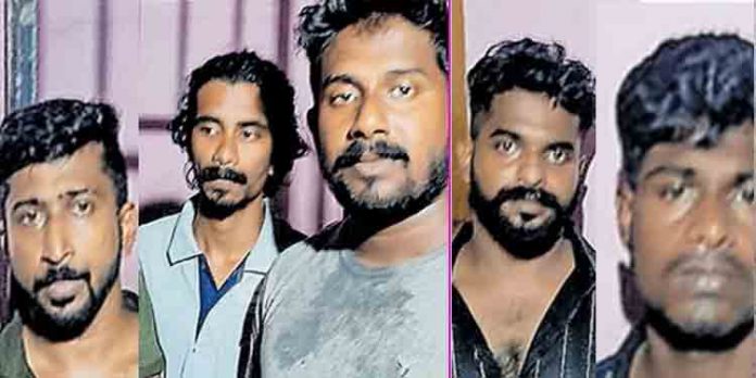 വീട്ടില് അതിക്രമിച്ച് കയറി പെണ്കുട്ടിയെ തട്ടിക്കൊണ്ടുപോയ കേസില് അഞ്ച് യുവാക്കള് അറസ്റ്റില് വീട്ടില് അതിക്രമിച്ച് കയറി പെണ്കുട്ടിയെ തട്ടിക്കൊണ്ടുപോയ കേസില് അഞ്ച് യുവാക്കള് അറസ്റ്റില്