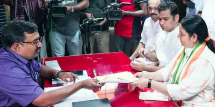 സൈക്കിള് റിക്ഷയിലെത്തി നാമനിര്ദ്ദേശപത്രിക സമര്പ്പിച്ച് ഉമതോമസ് ; പ്രതിക്ഷേധം പാചകവാതകവില ഉയര്ത്തിയതിനെതിരെ സൈക്കിള് റിക്ഷയിലെത്തി നാമനിര്ദ്ദേശപത്രിക സമര്പ്പിച്ച് ഉമതോമസ് ; പ്രതിക്ഷേധം പാചകവാതകവില ഉയര്ത്തിയതിനെതിരെ