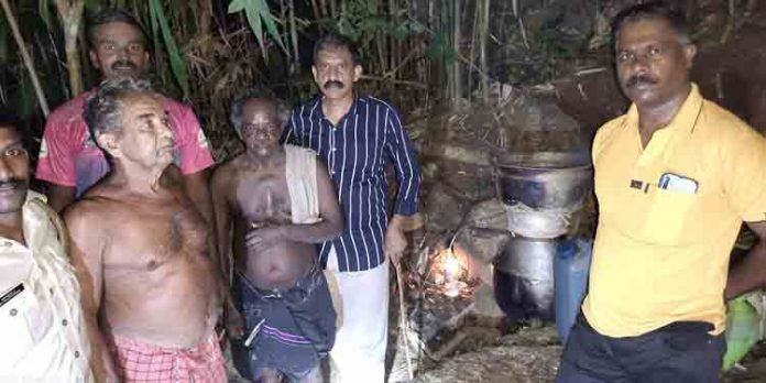വാറ്റു ചാരായവുമായി രണ്ടു പേര് പിടിയില് വാറ്റു ചാരായവുമായി രണ്ടു പേര് പിടിയില്