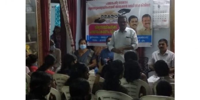 വിദ്യാർത്ഥികൾക്ക് പഠനോപകരണ വിതരണവും ബോധവൽക്കരണ ക്ലാസും നടത്തി വിദ്യാർത്ഥികൾക്ക് പഠനോപകരണ വിതരണവും ബോധവൽക്കരണ ക്ലാസും നടത്തി