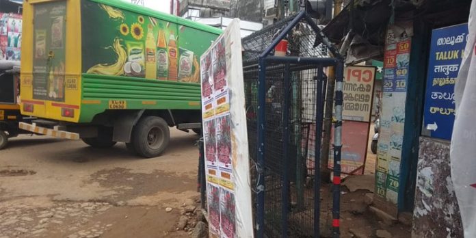 കോന്നിയിൽ മാർഗ തടസം സൃഷ്ടിച്ച് പോലീസ് ബാരിക്കേഡ് കോന്നിയിൽ മാർഗ തടസം സൃഷ്ടിച്ച് പോലീസ് ബാരിക്കേഡ്