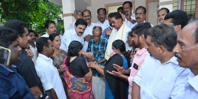 കെ.എം.മാണി കാരുണ്യ ഭവനം താക്കോൽ കൈമാറി ; തോമസ് കുട്ടിയുടെ കരുണയിൽ ചന്ദ്രൻനായർക്ക് കാരുണ്യഭവനം കെ.എം.മാണി കാരുണ്യ ഭവനം താക്കോൽ കൈമാറി ; തോമസ് കുട്ടിയുടെ കരുണയിൽ ചന്ദ്രൻനായർക്ക് കാരുണ്യഭവനം