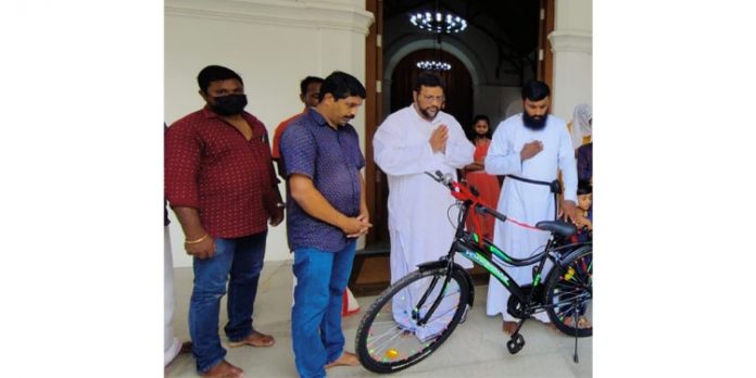 നേർച്ച പണം കൊണ്ട് നിർധന വിദ്യാർത്ഥിക്ക് സൈക്കിൾ സമ്മാനിച്ചു നേർച്ച പണം കൊണ്ട് നിർധന വിദ്യാർത്ഥിക്ക് സൈക്കിൾ സമ്മാനിച്ചു