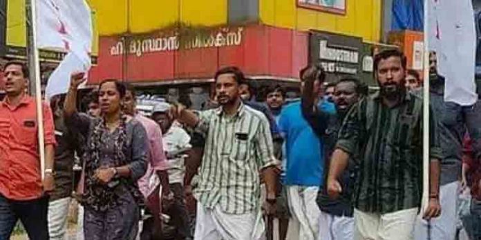 ഹലാല് സ്റ്റിക്കറില്ലാത്ത ബീഫ് ആവശ്യപ്പെട്ട് കോഴിക്കോട്ട് ആക്രമണം ; ഒരാള് അറസ്റ്റില് ഹലാല് സ്റ്റിക്കറില്ലാത്ത ബീഫ് ആവശ്യപ്പെട്ട് കോഴിക്കോട്ട് ആക്രമണം ; ഒരാള് അറസ്റ്റില്