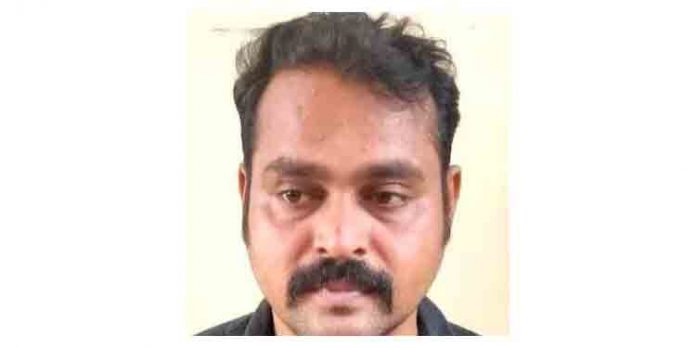 വ്യാജ പ്രൊഫൈല് ഫോട്ടോ പ്രദര്ശിപ്പിച്ച് സൗഹൃദം സ്ഥാപിച്ച് പതിനേഴുകാരിയെ തട്ടിക്കൊണ്ടുപോയ പ്രതി പിടിയില് വ്യാജ പ്രൊഫൈല് ഫോട്ടോ പ്രദര്ശിപ്പിച്ച് സൗഹൃദം സ്ഥാപിച്ച് പതിനേഴുകാരിയെ തട്ടിക്കൊണ്ടുപോയ പ്രതി പിടിയില്