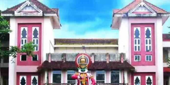കുസാറ്റിൽ വിദ്യാര്ത്ഥിനികളോട് അപമര്യാദയായി പെരുമാറിയ സംഭവം ; വിദ്യാര്ത്ഥിക്ക് നാലു വര്ഷം പഠന വിലക്ക് കുസാറ്റിൽ വിദ്യാര്ത്ഥിനികളോട് അപമര്യാദയായി പെരുമാറിയ സംഭവം ; വിദ്യാര്ത്ഥിക്ക് നാലു വര്ഷം പഠന വിലക്ക്