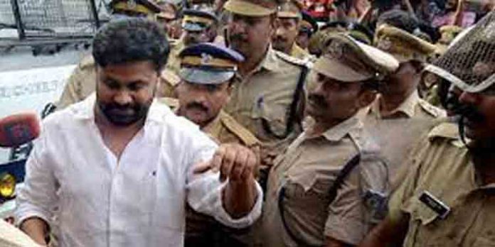 ജാമ്യം റദ്ദാക്കാന് പ്രോസിക്യൂഷന് നല്കിയ അപേക്ഷയെ എതിര്ത്തു നടന് ദിലീപ് വിചാരണക്കോടതി മുന്പാകെ ഹര്ജി നല്കി ജാമ്യം റദ്ദാക്കാന് പ്രോസിക്യൂഷന് നല്കിയ അപേക്ഷയെ എതിര്ത്തു നടന് ദിലീപ് വിചാരണക്കോടതി മുന്പാകെ ഹര്ജി നല്കി