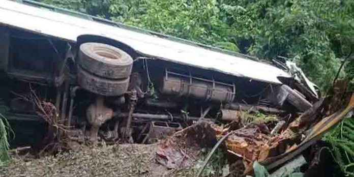 ടൂറിസ്റ്റ് ബസ് 20 അടി താഴ്ചയിലേക്കു മറിഞ്ഞ് വിദ്യാര്ത്ഥിനികള്ക്ക് പരിക്ക് ടൂറിസ്റ്റ് ബസ് 20 അടി താഴ്ചയിലേക്കു മറിഞ്ഞ് വിദ്യാര്ത്ഥിനികള്ക്ക് പരിക്ക്