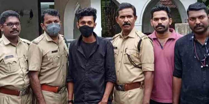 വന്യജീവികളുടെ നഖങ്ങളും ചന്ദന മരക്കഷ്ണങ്ങളുമായി യുവാവ് അറസ്റ്റില് വന്യജീവികളുടെ നഖങ്ങളും ചന്ദന മരക്കഷ്ണങ്ങളുമായി യുവാവ് അറസ്റ്റില്
