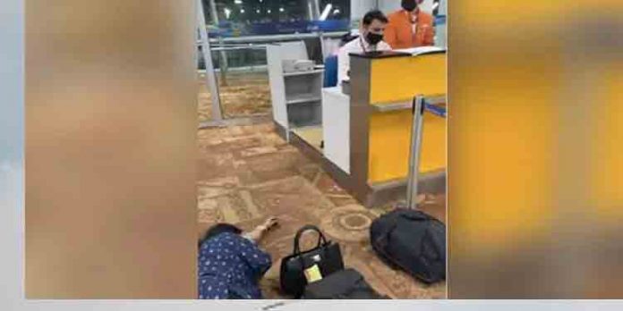വിമാനത്തില് കയറാന് അനുമതി നിഷേധിച്ചതിനെത്തുടര്ന്നു യാത്രക്കാരി വിമാനത്താവളത്തില് തളര്ന്നു വീണു വിമാനത്തില് കയറാന് അനുമതി നിഷേധിച്ചതിനെത്തുടര്ന്നു യാത്രക്കാരി വിമാനത്താവളത്തില് തളര്ന്നു വീണു