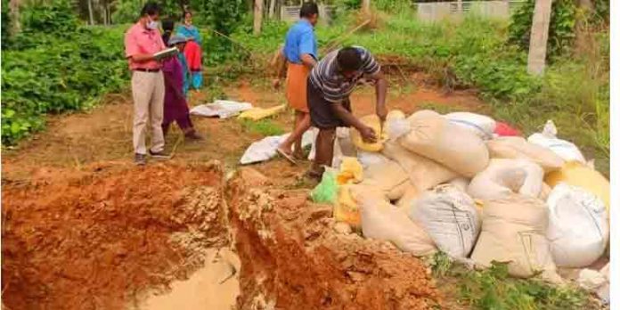അംഗന്വാടികളിലൂടെ വിതരണം ചെയ്തുവരുന്ന 2195 കിലോ അമൃതം പൊടിയും 109 കിലോ വറുത്ത നിലക്കടലയും ആരോഗ്യ വകുപ്പ് കുഴിച്ചുമൂടി അംഗന്വാടികളിലൂടെ വിതരണം ചെയ്തുവരുന്ന 2195 കിലോ അമൃതം പൊടിയും 109 കിലോ വറുത്ത നിലക്കടലയും ആരോഗ്യ വകുപ്പ് കുഴിച്ചുമൂടി