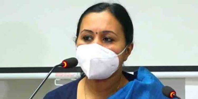 മന്ത്രി വീണാ ജോര്ജിനെ ക്ഷണിക്കപ്പെടാത്ത വേദിയില് എത്തിച്ച് മാന്നാര് പോലീസ് മന്ത്രി വീണാ ജോര്ജിനെ ക്ഷണിക്കപ്പെടാത്ത വേദിയില് എത്തിച്ച് മാന്നാര് പോലീസ്