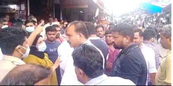 റോഡ് കൈയേറ്റo ഒഴിപ്പിക്കാന് എത്തിയ നഗരസഭ ജീവനക്കാരെ തടഞ്ഞ് സിപിഎം നേതാക്കള് റോഡ് കൈയേറ്റo ഒഴിപ്പിക്കാന് എത്തിയ നഗരസഭ ജീവനക്കാരെ തടഞ്ഞ് സിപിഎം നേതാക്കള്