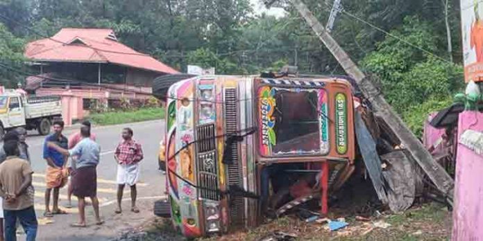 ഏറ്റുമാനൂരില് പച്ചക്കറി ലോറി മറിഞ്ഞു ; ഡ്രൈവര്ക്ക് ഗുരുതര പരിക്ക് ഏറ്റുമാനൂരില് പച്ചക്കറി ലോറി മറിഞ്ഞു ; ഡ്രൈവര്ക്ക് ഗുരുതര പരിക്ക്