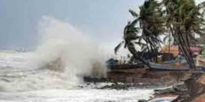 കടലാക്രമണ സാധ്യത : തീരദേശത്ത് ജാഗ്രത പാലിക്കാന് നിര്ദ്ദേശം കടലാക്രമണ സാധ്യത : തീരദേശത്ത് ജാഗ്രത പാലിക്കാന് നിര്ദ്ദേശം