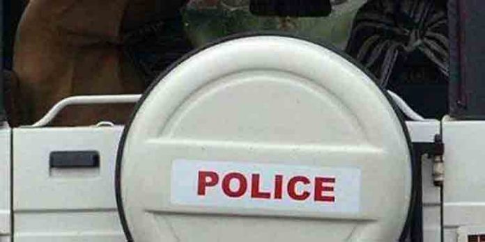 പാതിരാത്രി ഒരുമണിക്ക് വീട്ടിലെത്തി ശല്യം ചെയ്ത എസ്ഐ അടക്കം നാല് പോലീസുകാര്ക്ക് സസ്പെന്ഷന് പാതിരാത്രി ഒരുമണിക്ക് വീട്ടിലെത്തി ശല്യം ചെയ്ത എസ്ഐ അടക്കം നാല് പോലീസുകാര്ക്ക് സസ്പെന്ഷന്