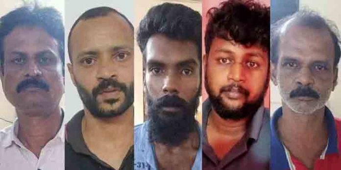 ക്ഷേത്രങ്ങള് കേന്ദ്രീകരിച്ച് മോഷണം നടത്തുന്ന അഞ്ചംഗ സംഘം പോലീസ് പിടിയില് ക്ഷേത്രങ്ങള് കേന്ദ്രീകരിച്ച് മോഷണം നടത്തുന്ന അഞ്ചംഗ സംഘം പോലീസ് പിടിയില്
