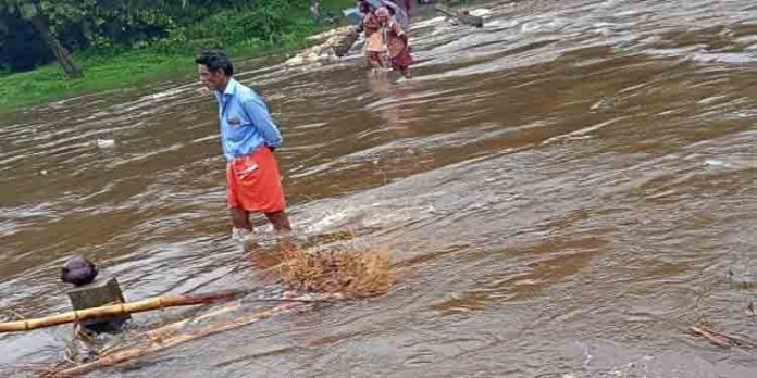 കനത്ത മഴ ; കുരുമ്പന്മൂഴി കോസ് വേ വെള്ളത്തിനടിയിലായി കനത്ത മഴ ; കുരുമ്പന്മൂഴി കോസ് വേ വെള്ളത്തിനടിയിലായി