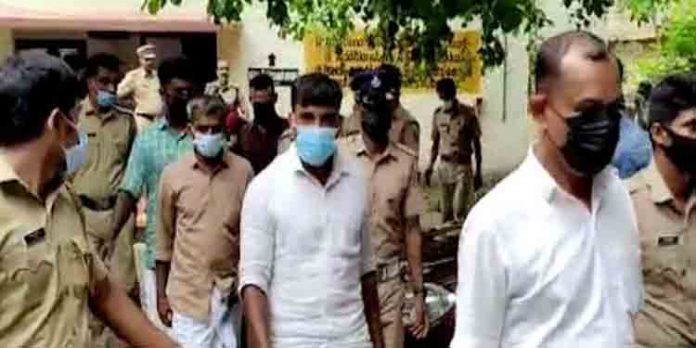 കല്ലംകുഴി ഇരട്ടക്കൊല : 25 പ്രതികളും കുറ്റക്കാര് ; ശിക്ഷാവിധി ഇന്ന് കല്ലംകുഴി ഇരട്ടക്കൊല : 25 പ്രതികളും കുറ്റക്കാര് ; ശിക്ഷാവിധി ഇന്ന്
