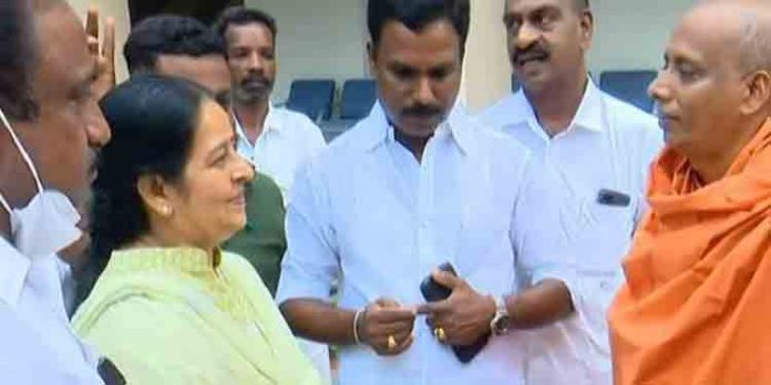 ശിവഗിരിയിലെത്തി തൃക്കാക്കരയിലെ യുഡിഎഫ് സ്ഥാനാര്ത്ഥി ഉമ തോമസ് ശിവഗിരിയിലെത്തി തൃക്കാക്കരയിലെ യുഡിഎഫ് സ്ഥാനാര്ത്ഥി ഉമ തോമസ്