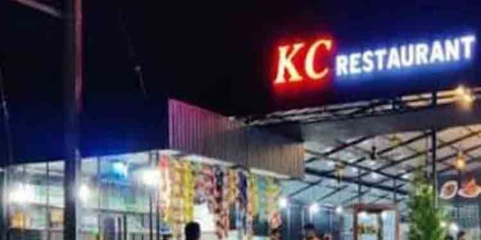 ഹോട്ടലിലെ ഭക്ഷണ സാമഗ്രികള് ശുചിമുറിയില് സൂക്ഷിച്ചത് ചോദ്യം ചെയ്ത ഡോക്ടര്ക്ക് മര്ദനം ഹോട്ടലിലെ ഭക്ഷണ സാമഗ്രികള് ശുചിമുറിയില് സൂക്ഷിച്ചത് ചോദ്യം ചെയ്ത ഡോക്ടര്ക്ക് മര്ദനം