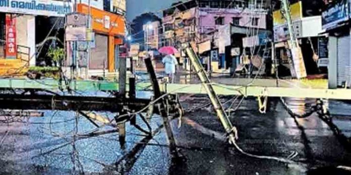 ട്രക്കിന്റെ സേഫ്റ്റി ബാര് കോബിളില് ഉടക്കി പോസ്റ്റ് ഒടിഞ്ഞു വീണ് അപകടം ട്രക്കിന്റെ സേഫ്റ്റി ബാര് കോബിളില് ഉടക്കി പോസ്റ്റ് ഒടിഞ്ഞു വീണ് അപകടം