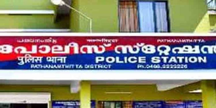 എസ്എഫ്ഐ നേതാവിനെ മര്ദ്ദിച്ച കേസിലെ പ്രതി അറസ്റ്റില് ; കേസിൽ കുടുക്കിയെന്നാരോപിച്ച് മാതാവിന്റെ പ്രതിഷേധo എസ്എഫ്ഐ നേതാവിനെ മര്ദ്ദിച്ച കേസിലെ പ്രതി അറസ്റ്റില് ; കേസിൽ കുടുക്കിയെന്നാരോപിച്ച് മാതാവിന്റെ പ്രതിഷേധo