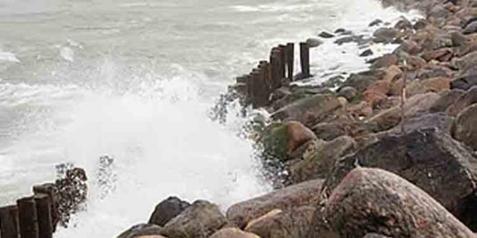 കടലാക്രമണ സാധ്യത : തീരദേശങ്ങളില് ജാഗ്രതാ നിര്ദ്ദേശം കടലാക്രമണ സാധ്യത : തീരദേശങ്ങളില് ജാഗ്രതാ നിര്ദ്ദേശം