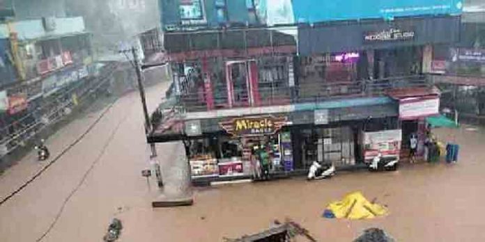 തിങ്കളാഴ്ച വൈകീട്ട് പെയ്ത കനത്തമഴയില് ടൗണിലെ ബസ് സ്റ്റാന്ഡും തിരുവമ്ബാടി-കൂടരഞ്ഞി റോഡും വെള്ളത്തില് തിങ്കളാഴ്ച വൈകീട്ട് പെയ്ത കനത്തമഴയില് ടൗണിലെ ബസ് സ്റ്റാന്ഡും തിരുവമ്ബാടി-കൂടരഞ്ഞി റോഡും വെള്ളത്തില്