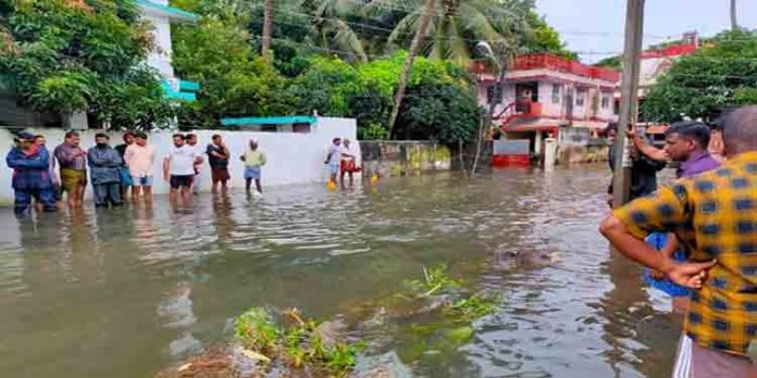 കൊച്ചി നഗരം വെള്ളത്തില് മുങ്ങി ; കളമശ്ശേരിയില് നാല്പ്പതോളം കുടുംബങ്ങളെ മാറ്റി പാര്പ്പിച്ചു കൊച്ചി നഗരം വെള്ളത്തില് മുങ്ങി ; കളമശ്ശേരിയില് നാല്പ്പതോളം കുടുംബങ്ങളെ മാറ്റി പാര്പ്പിച്ചു