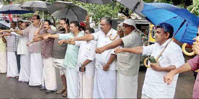 വിവിധ ആവശ്യങ്ങള് ഉന്നയിച്ച് കൊടുങ്ങല്ലൂരില് എല്.ഡി.എഫ് മനുഷ്യമതില് വിവിധ ആവശ്യങ്ങള് ഉന്നയിച്ച് കൊടുങ്ങല്ലൂരില് എല്.ഡി.എഫ് മനുഷ്യമതില്