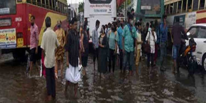 കനത്ത മഴയിൽ വ്യാപക നാശനഷ്ടം ; വീടുകളിൽ വെള്ളം കയറി – ആളുകളെ മാറ്റിപ്പാർപ്പിക്കുന്നു കനത്ത മഴയിൽ വ്യാപക നാശനഷ്ടം ; വീടുകളിൽ വെള്ളം കയറി – ആളുകളെ മാറ്റിപ്പാർപ്പിക്കുന്നു
