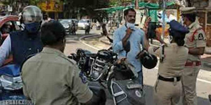 സാമ്പത്തിക പ്രതിസന്ധി രൂക്ഷം ; പണം കണ്ടെത്താന് ജനങ്ങളെ പിഴിയാന് പോലീസുകാര്ക്ക് നിര്ദ്ദേശം സാമ്പത്തിക പ്രതിസന്ധി രൂക്ഷം ; പണം കണ്ടെത്താന് ജനങ്ങളെ പിഴിയാന് പോലീസുകാര്ക്ക് നിര്ദ്ദേശം