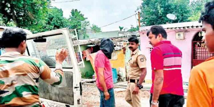 ഷാബാ ശെരീഫിന്റെ കൊലപാതകക്കേസിലെ കൂട്ടുപ്രതി ഷിഹാബുദ്ദീനുമായി പോലീസ് കര്ണാടകയിലെത്തി തെളിവെടുപ്പ് നടത്തി ഷാബാ ശെരീഫിന്റെ കൊലപാതകക്കേസിലെ കൂട്ടുപ്രതി ഷിഹാബുദ്ദീനുമായി പോലീസ് കര്ണാടകയിലെത്തി തെളിവെടുപ്പ് നടത്തി