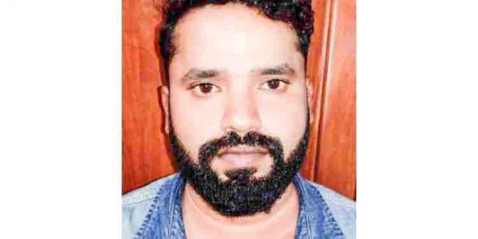 പള്ളിയിലേക്ക് പോയ സ്ത്രീയുടെ മാല കവര്ന്ന് ബൈക്കില് രക്ഷപ്പെട്ട യുവാവ് പോലീസ് പിടിയില് പള്ളിയിലേക്ക് പോയ സ്ത്രീയുടെ മാല കവര്ന്ന് ബൈക്കില് രക്ഷപ്പെട്ട യുവാവ് പോലീസ് പിടിയില്