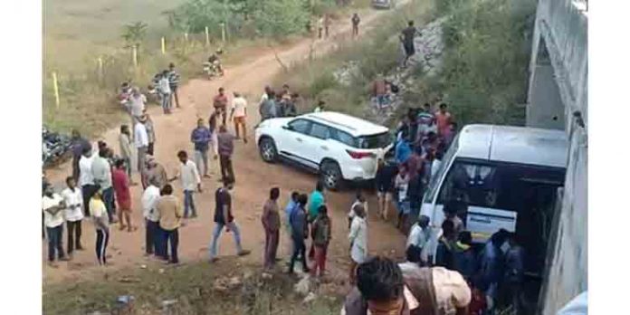 ഹൈദരാബാദ് കൂട്ടബലാത്സംഗം : ‘പ്രതികളെ വെടിവെച്ച് കൊന്നത് വ്യാജ ഏറ്റുമുട്ടലിൽ’ ഹൈദരാബാദ് കൂട്ടബലാത്സംഗം : ‘പ്രതികളെ വെടിവെച്ച് കൊന്നത് വ്യാജ ഏറ്റുമുട്ടലിൽ’