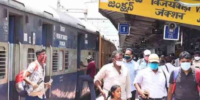ട്രെയിനില് ഇനി മുതിര്ന്ന പൗരന്മാര്ക്ക് യാത്രാനിരക്കില് ഇളവ് ഉണ്ടാകില്ലെന്ന് കേന്ദ്രസര്ക്കാര് ട്രെയിനില് ഇനി മുതിര്ന്ന പൗരന്മാര്ക്ക് യാത്രാനിരക്കില് ഇളവ് ഉണ്ടാകില്ലെന്ന് കേന്ദ്രസര്ക്കാര്