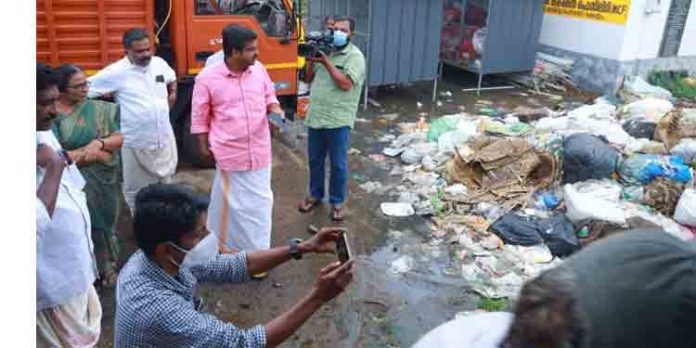 ആരോഗ്യജാഗ്രത യോഗത്തിൽ സത്യം മറച്ചുവെച്ച സെക്രട്ടറിക്കെതിരെ നടപടിക്ക് സാധ്യത ആരോഗ്യജാഗ്രത യോഗത്തിൽ സത്യം മറച്ചുവെച്ച സെക്രട്ടറിക്കെതിരെ നടപടിക്ക് സാധ്യത