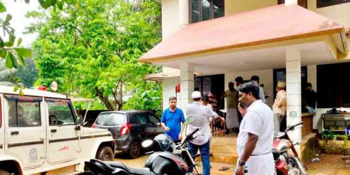 ബൈക്കിലെത്തിയ യുവാവും യുവതിയും കത്തികാട്ടി വീട്ടമ്മയുടെ സ്വർണാഭരണം കവർന്നു ബൈക്കിലെത്തിയ യുവാവും യുവതിയും കത്തികാട്ടി വീട്ടമ്മയുടെ സ്വർണാഭരണം കവർന്നു