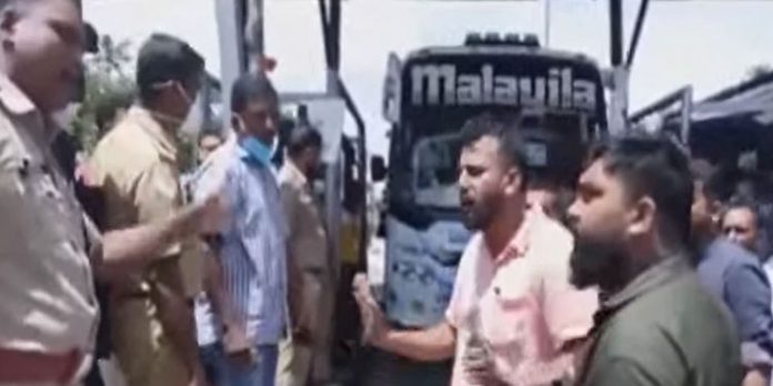 കൊല്ലം ബൈപ്പാസിലെ ടോള് പ്ലാസയില് പോപ്പുലര്ഫ്രണ്ട് പ്രവര്ത്തകരുടെ അഴിഞ്ഞാട്ടം കൊല്ലം ബൈപ്പാസിലെ ടോള് പ്ലാസയില് പോപ്പുലര്ഫ്രണ്ട് പ്രവര്ത്തകരുടെ അഴിഞ്ഞാട്ടം