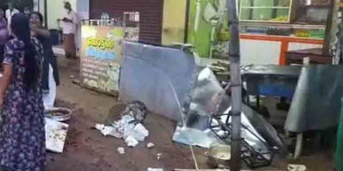 പാര്ട്ടി ഫണ്ട് നല്കാത്തതില് സിപിഐ ബ്രാഞ്ച് സെക്രട്ടറിയുടെ നേതൃത്വത്തില് ഹോട്ടല് അടിച്ചു തകര്ത്തു പാര്ട്ടി ഫണ്ട് നല്കാത്തതില് സിപിഐ ബ്രാഞ്ച് സെക്രട്ടറിയുടെ നേതൃത്വത്തില് ഹോട്ടല് അടിച്ചു തകര്ത്തു