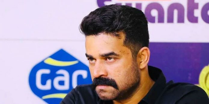 കോടതി പറയുന്ന ദിവസം ഹാജരാകാമെന്ന് വിജയ് ബാബു ; വിമാന ടിക്കറ്റ് ഹാജരാക്കെന്ന് കോടതി കോടതി പറയുന്ന ദിവസം ഹാജരാകാമെന്ന് വിജയ് ബാബു ; വിമാന ടിക്കറ്റ് ഹാജരാക്കെന്ന് കോടതി