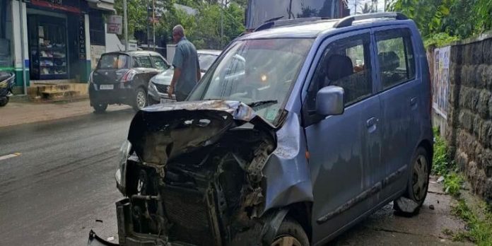 മഞ്ഞാടിയില് കാർ പോസ്റ്റിലിടിച്ച് മറിഞ്ഞ് യാത്രക്കാരിക്ക് പരിക്കേറ്റു മഞ്ഞാടിയില് കാർ പോസ്റ്റിലിടിച്ച് മറിഞ്ഞ് യാത്രക്കാരിക്ക് പരിക്കേറ്റു