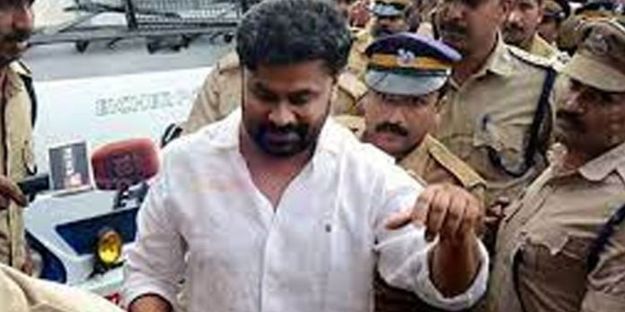 നടിയെ ആക്രമിച്ച കേസ് : അതിജീവിതയുടെ ഹര്ജി പരിഗണിക്കുന്നതില് നിന്ന് ജഡ്ജി പിന്മാറി നടിയെ ആക്രമിച്ച കേസ് : അതിജീവിതയുടെ ഹര്ജി പരിഗണിക്കുന്നതില് നിന്ന് ജഡ്ജി പിന്മാറി