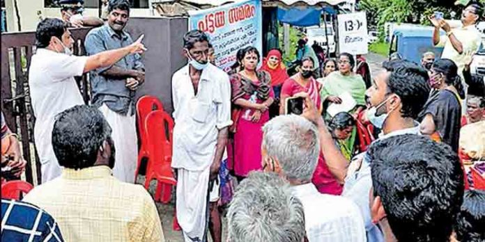 വില്ലേജ് ഓഫിസിനു മുകളില് കയറി വീട്ടമ്മ ഉള്പ്പെടെ ആത്മഹത്യ ഭീഷണി ; കടവൂര് പട്ടയ സമരം ഒരു മണിക്കൂറിനുള്ളില് ഉദ്യോഗസ്ഥര് ഒത്തുതീര്പ്പാക്കി വില്ലേജ് ഓഫിസിനു മുകളില് കയറി വീട്ടമ്മ ഉള്പ്പെടെ ആത്മഹത്യ ഭീഷണി ; കടവൂര് പട്ടയ സമരം ഒരു മണിക്കൂറിനുള്ളില് ഉദ്യോഗസ്ഥര് ഒത്തുതീര്പ്പാക്കി