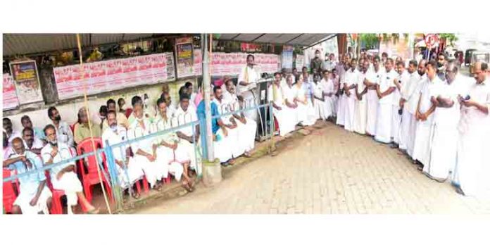 ഐ എൻ ടി യു സി ധർണ്ണ നടത്തി ഐ എൻ ടി യു സി ധർണ്ണ നടത്തി