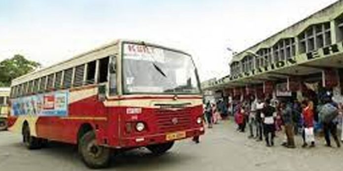 വൃദ്ധനെയും പെണ്കുട്ടികളെയും ബസ്സില് നിന്ന് ഇറക്കി വിട്ടതായി പരാതി വൃദ്ധനെയും പെണ്കുട്ടികളെയും ബസ്സില് നിന്ന് ഇറക്കി വിട്ടതായി പരാതി