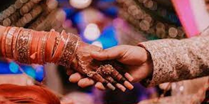 പരേതരായ ദമ്പതികളുടെ വിവാഹം 53 വര്ഷത്തിനുശേഷം രജിസ്റ്റര് ചെയ്യാന് അനുമതി നല്കി പരേതരായ ദമ്പതികളുടെ വിവാഹം 53 വര്ഷത്തിനുശേഷം രജിസ്റ്റര് ചെയ്യാന് അനുമതി നല്കി