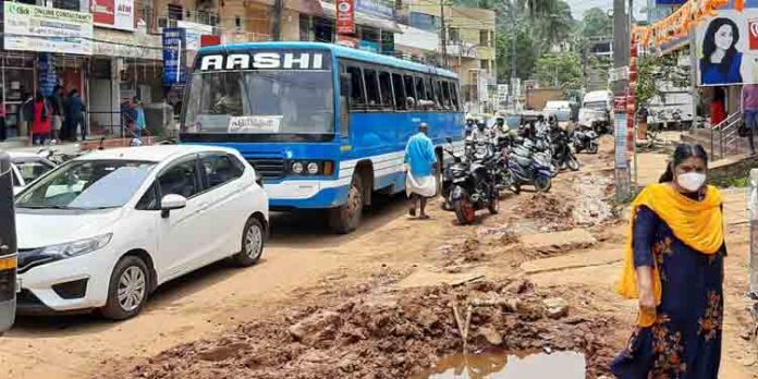 പുനലൂർ – മൂവാറ്റുപുഴ പാത നിർമ്മാണം : കോന്നിയിൽ ഗതാഗത കുരുക്ക് രൂക്ഷം പുനലൂർ – മൂവാറ്റുപുഴ പാത നിർമ്മാണം : കോന്നിയിൽ ഗതാഗത കുരുക്ക് രൂക്ഷം