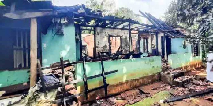 തൊടുപുഴയില് വീട് പൂര്ണമായി കത്തിനശിച്ചു തൊടുപുഴയില് വീട് പൂര്ണമായി കത്തിനശിച്ചു